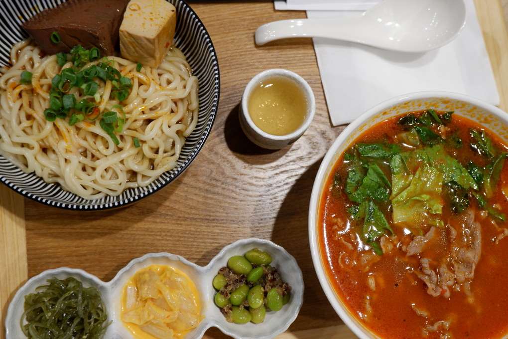 【台北 市府站】佬饕心 信義區麻辣麵推薦 / 信義區麵食推薦 @貝大小姐的多元心宇宙