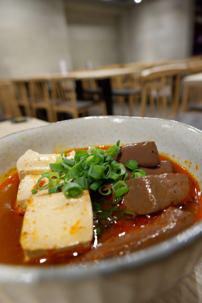 【台北 市府站】佬饕心 信義區麻辣麵推薦 / 信義區麵食推薦 @貝大小姐的多元心宇宙
