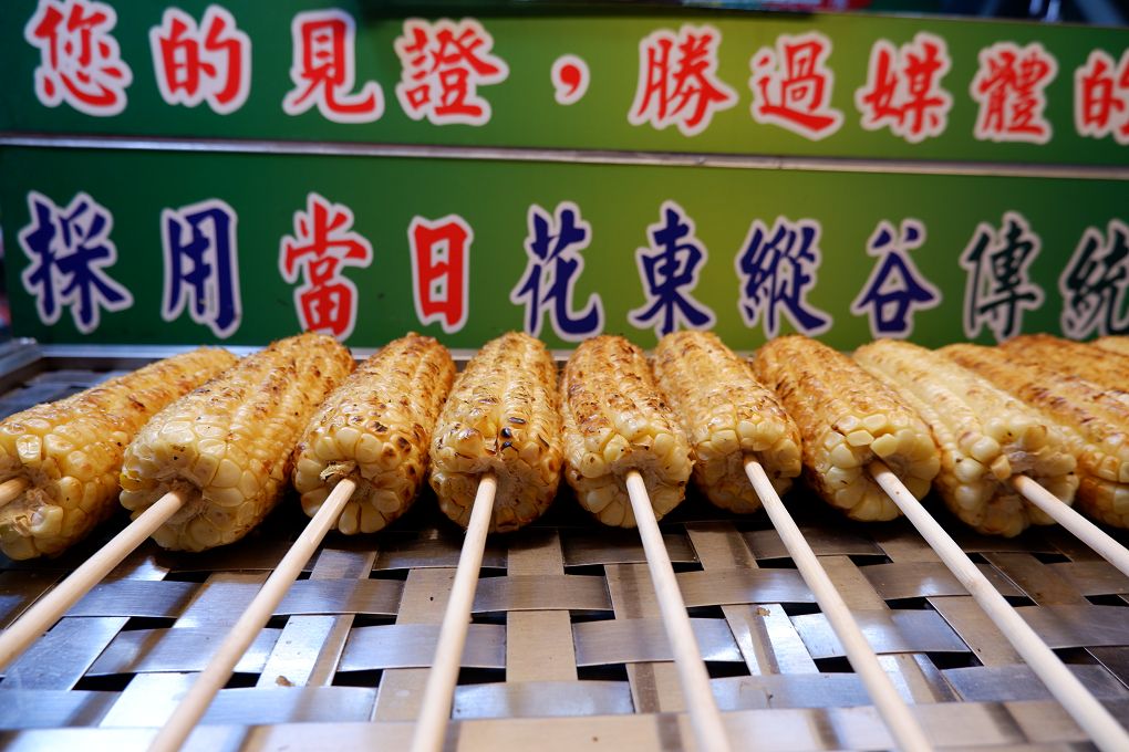 【桃園 中壢觀光夜市】中壢夜市東麥局烤玉米 新明店 @貝大小姐的多元心宇宙