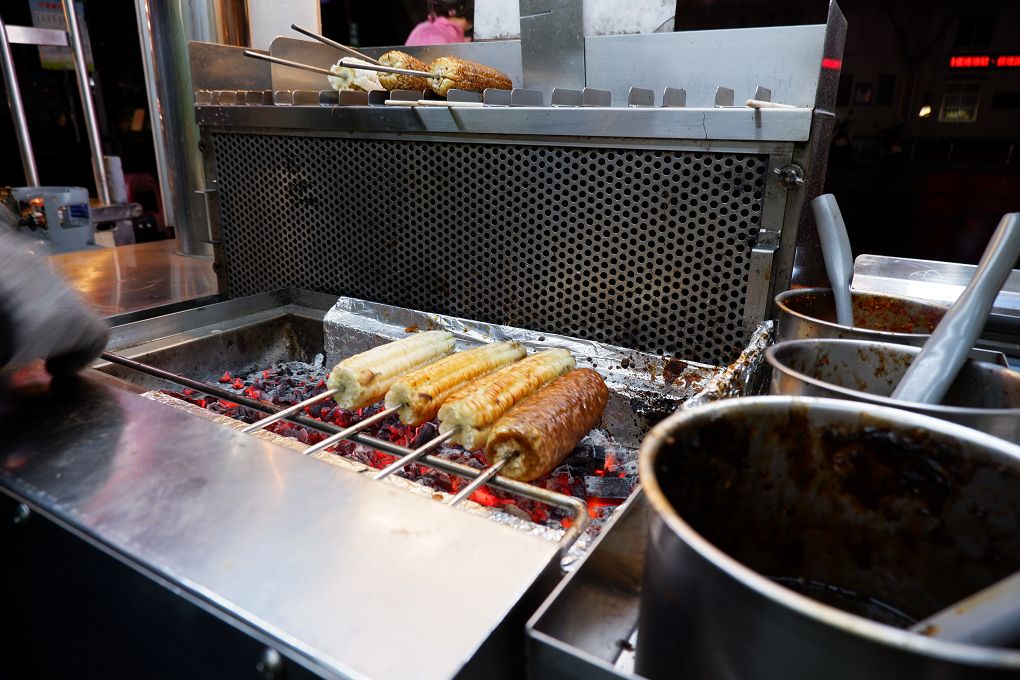 【桃園 中壢觀光夜市】中壢夜市東麥局烤玉米 新明店 @貝大小姐的多元心宇宙