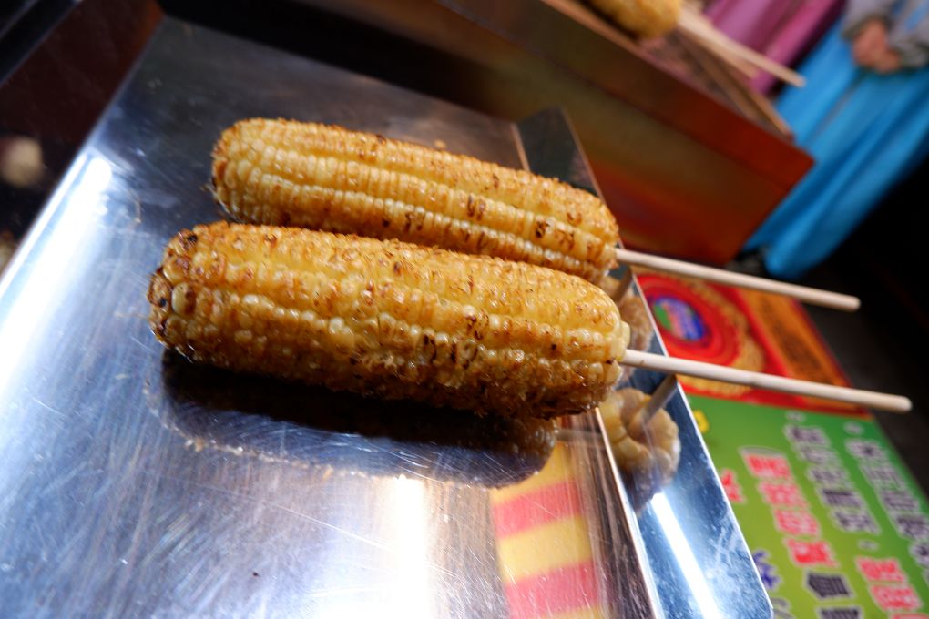 【桃園 中壢觀光夜市】中壢夜市東麥局烤玉米 新明店 @貝大小姐的多元心宇宙