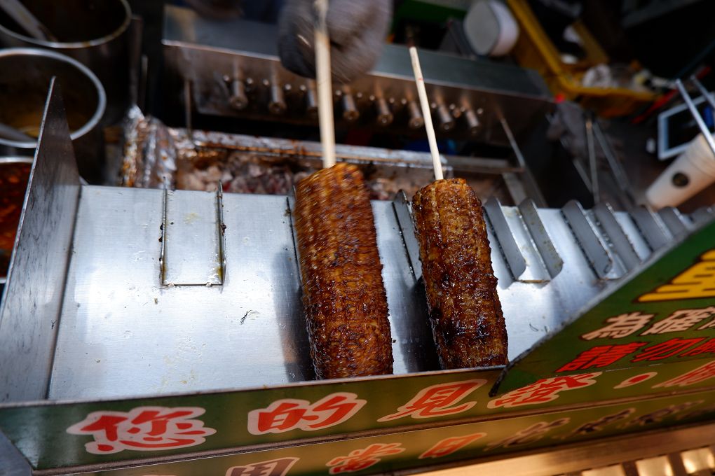 【桃園 中壢觀光夜市】中壢夜市東麥局烤玉米 新明店 @貝大小姐的多元心宇宙