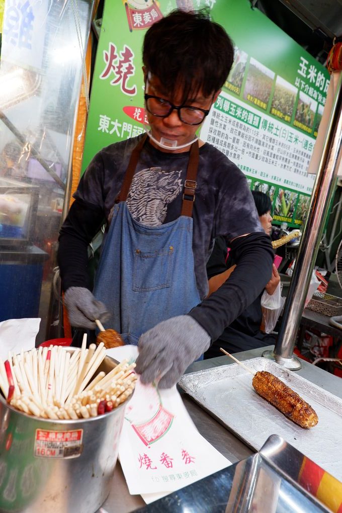 【桃園 中壢觀光夜市】中壢夜市東麥局烤玉米 新明店 @貝大小姐的多元心宇宙