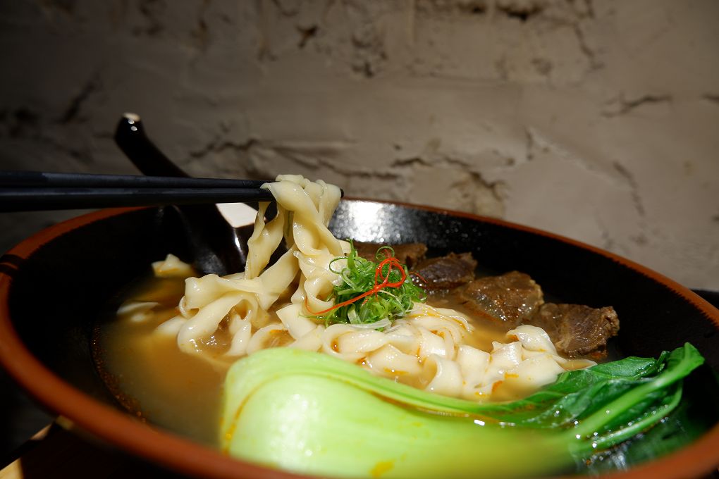 【台北牛肉麵】太ONE牛肉麵 X 少小白-台灣頂級豆奶專賣 成功國宅附近美食 @貝大小姐的多元心宇宙