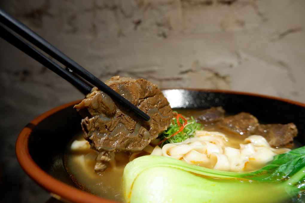 【台北牛肉麵】太ONE牛肉麵 X 少小白-台灣頂級豆奶專賣 成功國宅附近美食 @貝大小姐的多元心宇宙