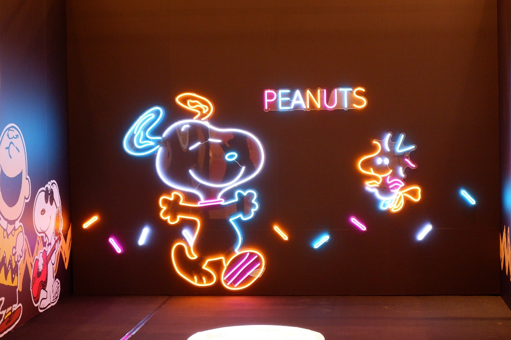【PEANUTS™花生漫畫-70 週年巡迴展】70 週年展區限定！扭蛋機 X 姓名貼機 X 紀念軍牌機 @貝大小姐的多元心宇宙