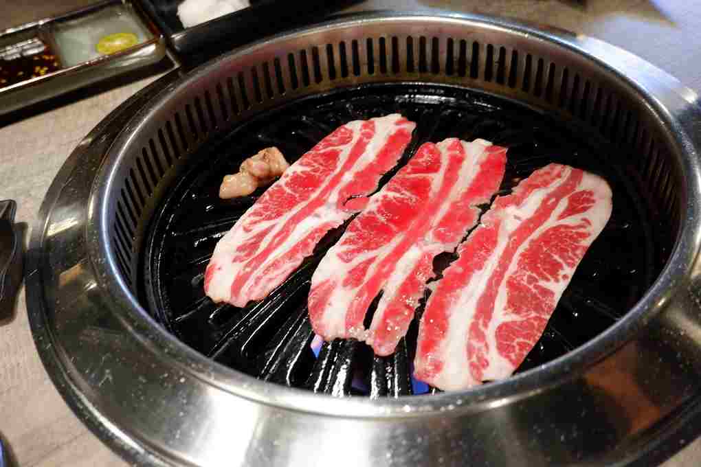 【東區燒肉】歐買尬日式無煙燒肉 大安區燒肉推薦、市民大道燒肉、223巷美食 @貝大小姐的多元心宇宙