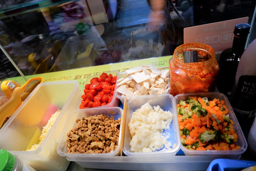 【台北 饒河夜市美食】水果兔窯烤披薩-饒河店 奶素披薩 / 蔬食披薩 @貝大小姐的多元心宇宙
