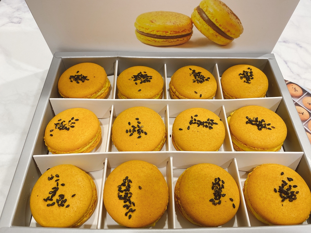 【網購甜點】亞森洋菓子 鹹蛋黃馬卡龍 @貝大小姐的多元心宇宙