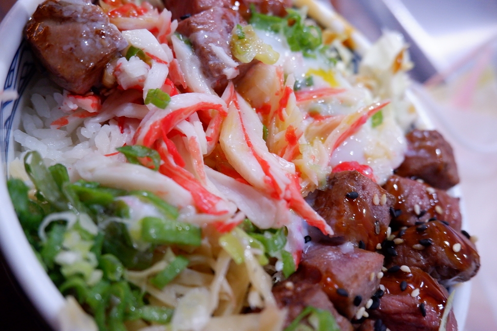 【台北 南京松江丼飯推薦】丼賞和食 台北高CP值刺身丼 比臉大碗的生魚片丼飯 黑鮪魚跟海膽 有外送 @貝大小姐的多元心宇宙