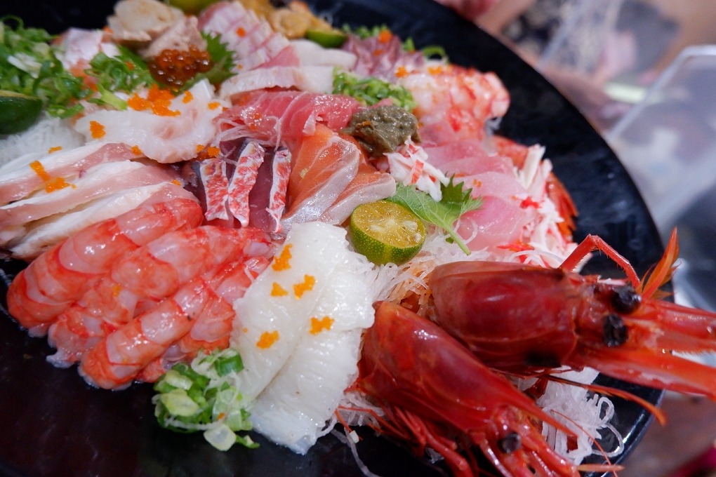 【台北 南京松江丼飯推薦】丼賞和食 台北高CP值刺身丼 比臉大碗的生魚片丼飯 黑鮪魚跟海膽 有外送 @貝大小姐的多元心宇宙