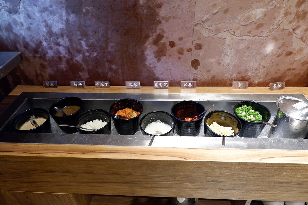 【淡水竹圍站火鍋】鰭川四季鍋物 竹圍店 肉盤買一送一無肉不歡者千萬不要錯過囉！ @貝大小姐的多元心宇宙
