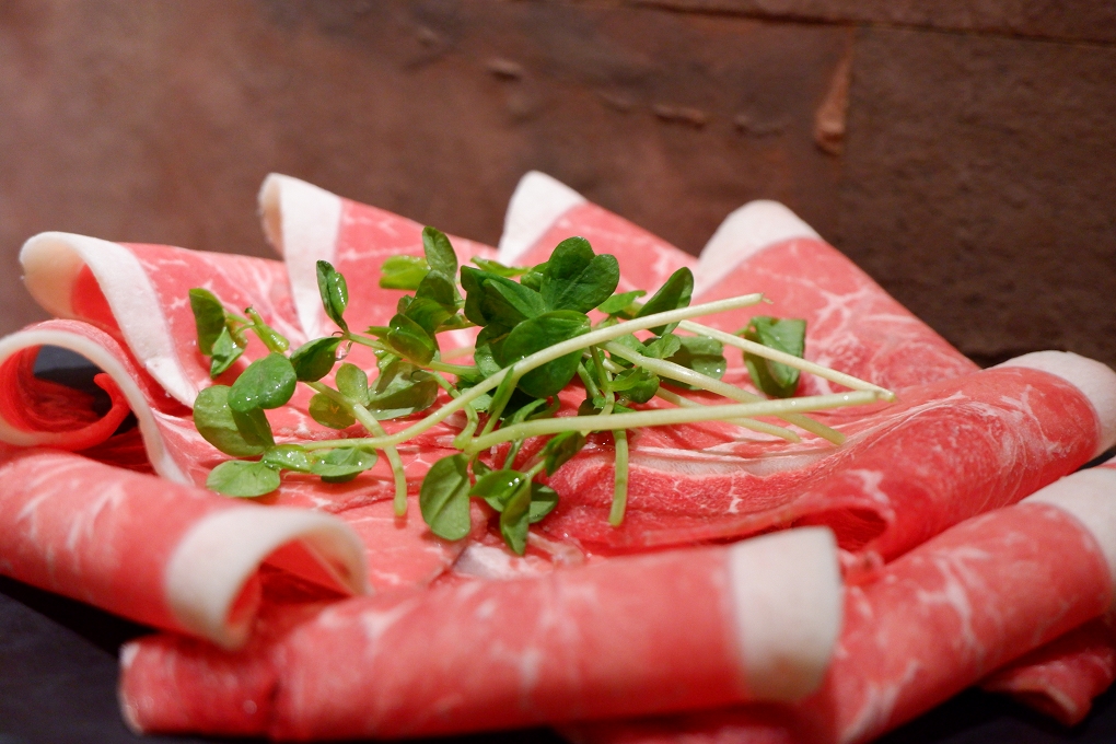 【淡水竹圍站火鍋】鰭川四季鍋物 竹圍店 肉盤買一送一無肉不歡者千萬不要錯過囉！ @貝大小姐的多元心宇宙