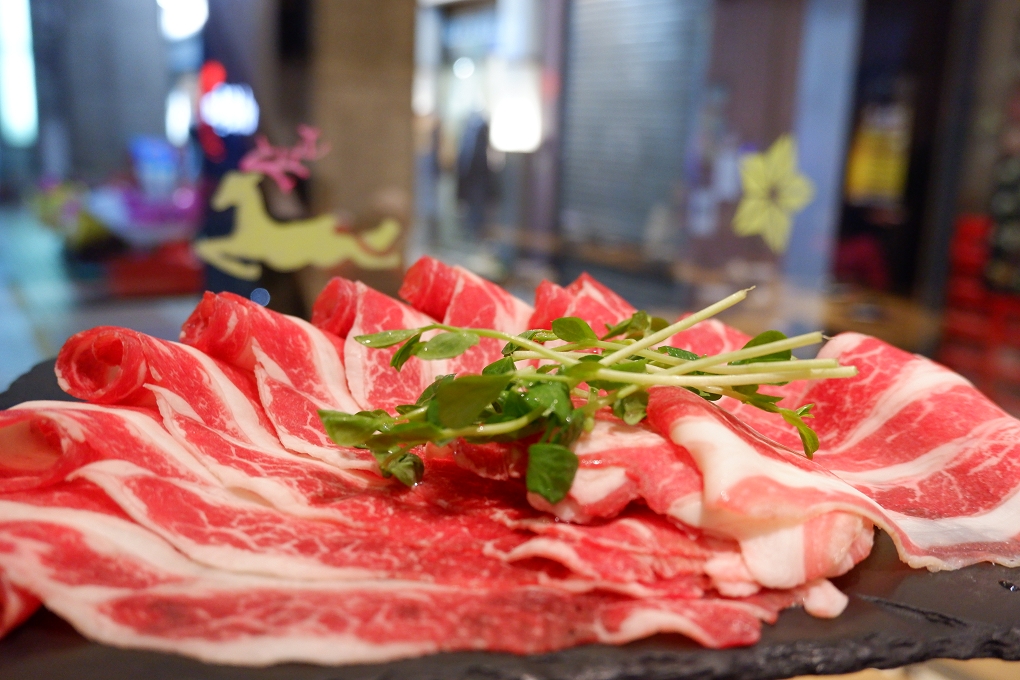 【淡水竹圍站火鍋】鰭川四季鍋物 竹圍店 肉盤買一送一無肉不歡者千萬不要錯過囉！ @貝大小姐的多元心宇宙