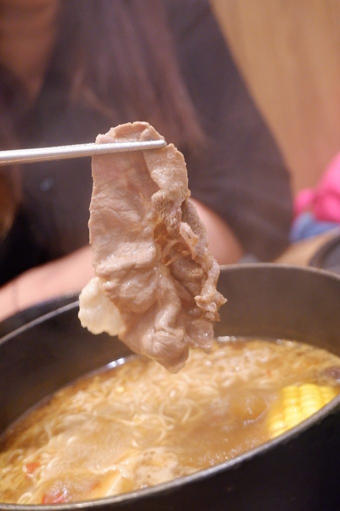 【淡水竹圍站火鍋】鰭川四季鍋物 竹圍店 肉盤買一送一無肉不歡者千萬不要錯過囉！ @貝大小姐的多元心宇宙