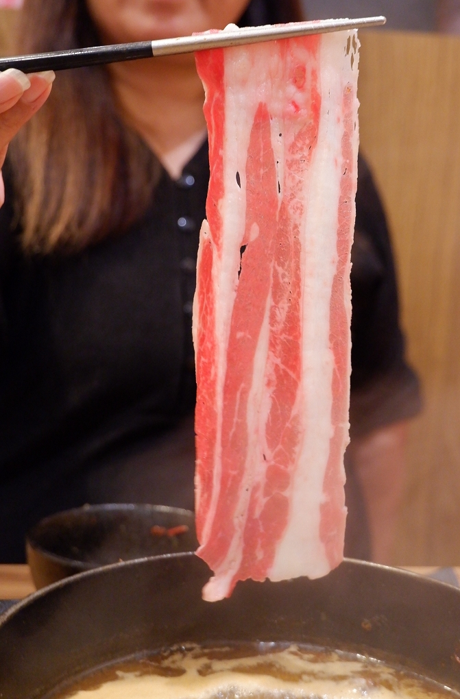 【淡水竹圍站火鍋】鰭川四季鍋物 竹圍店 肉盤買一送一無肉不歡者千萬不要錯過囉！ @貝大小姐的多元心宇宙