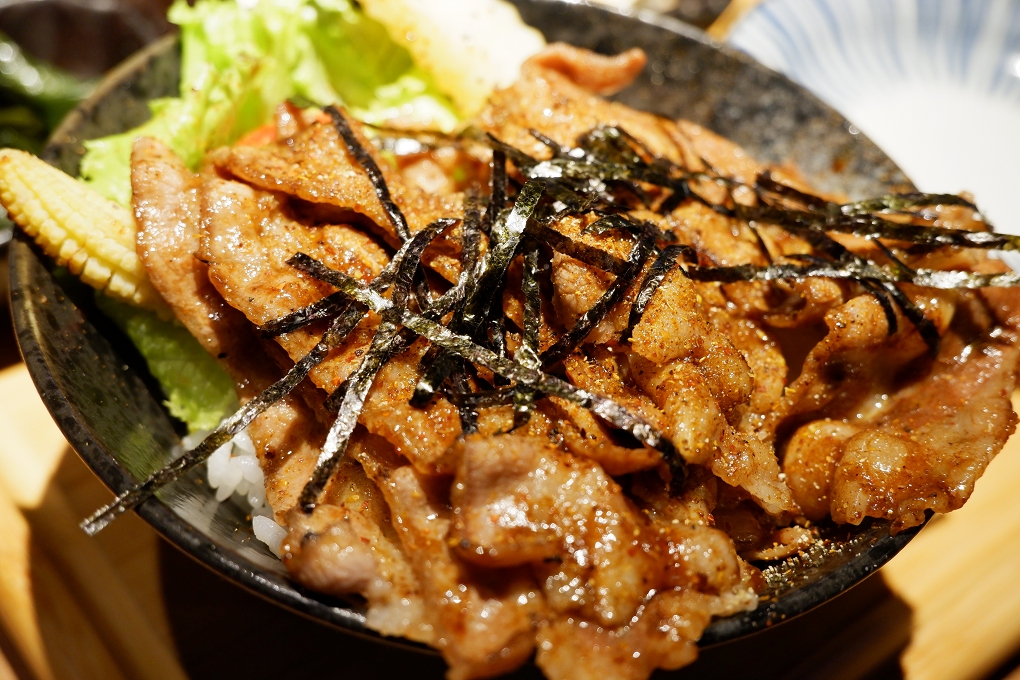 【台北 小巨蛋美食】大河屋-微風南京店 超有日本FU的燒肉丼、串燒 @貝大小姐的多元心宇宙