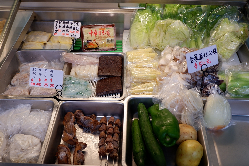 【新莊必吃滷味】新貳拾壹食堂-新莊逼逼堂 新莊加熱滷味／鴨血／臭豆腐／拌炒泡麵 專門店 @貝大小姐的多元心宇宙
