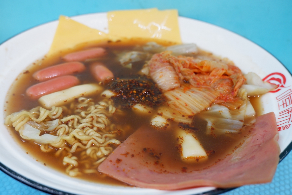 【新莊必吃滷味】新貳拾壹食堂-新莊逼逼堂 新莊加熱滷味／鴨血／臭豆腐／拌炒泡麵 專門店 @貝大小姐的多元心宇宙