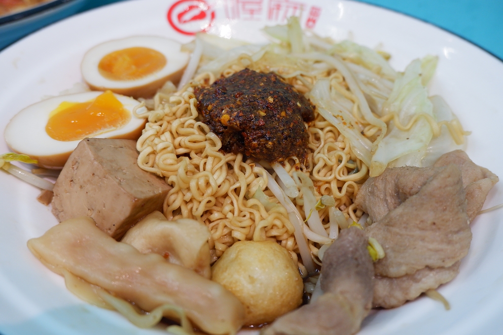 【新莊必吃滷味】新貳拾壹食堂-新莊逼逼堂 新莊加熱滷味／鴨血／臭豆腐／拌炒泡麵 專門店 @貝大小姐的多元心宇宙