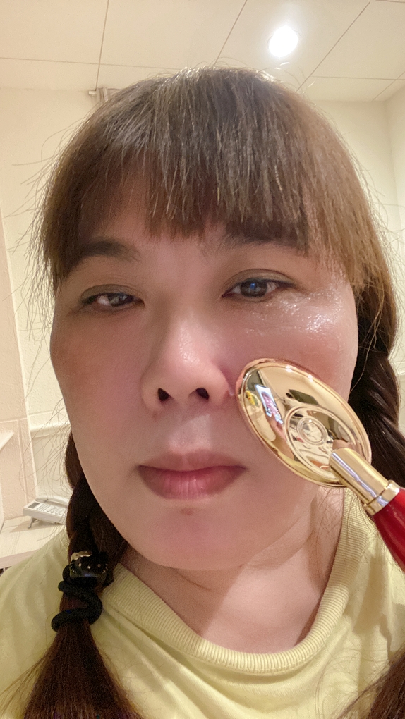 【好物推薦】青春撫紋儀 (金湯匙)  高頻震動／溫熱活化／緊緻美顏／撫平痕跡 @貝大小姐的多元心宇宙