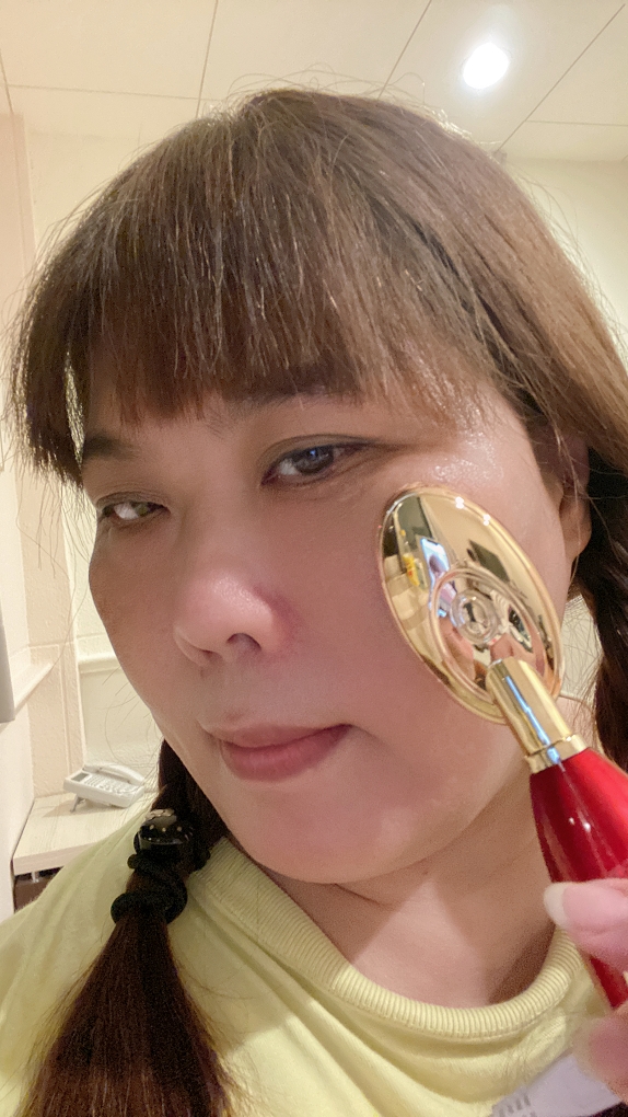 【好物推薦】青春撫紋儀 (金湯匙)  高頻震動／溫熱活化／緊緻美顏／撫平痕跡 @貝大小姐的多元心宇宙