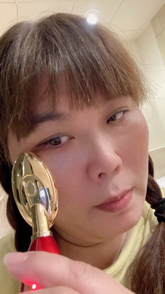 【好物推薦】青春撫紋儀 (金湯匙)  高頻震動／溫熱活化／緊緻美顏／撫平痕跡 @貝大小姐的多元心宇宙