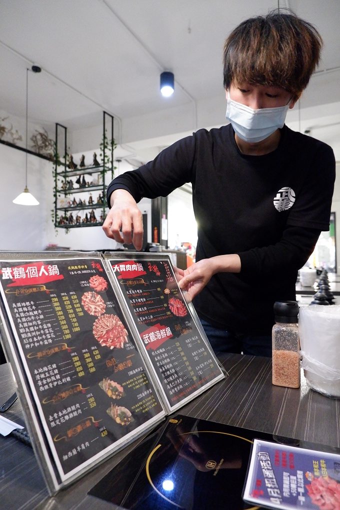 【新莊豪華火鍋推薦】武鶴個人和牛火鍋 新莊中平店 你只需要專注地品嚐高CP值的肉品及海鮮！ @貝大小姐的多元心宇宙