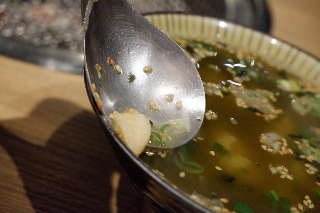 【板橋必吃燒肉，串燒，生啤，聚餐】板橋淡定人生炭火燒肉小酒館 @貝大小姐的多元心宇宙