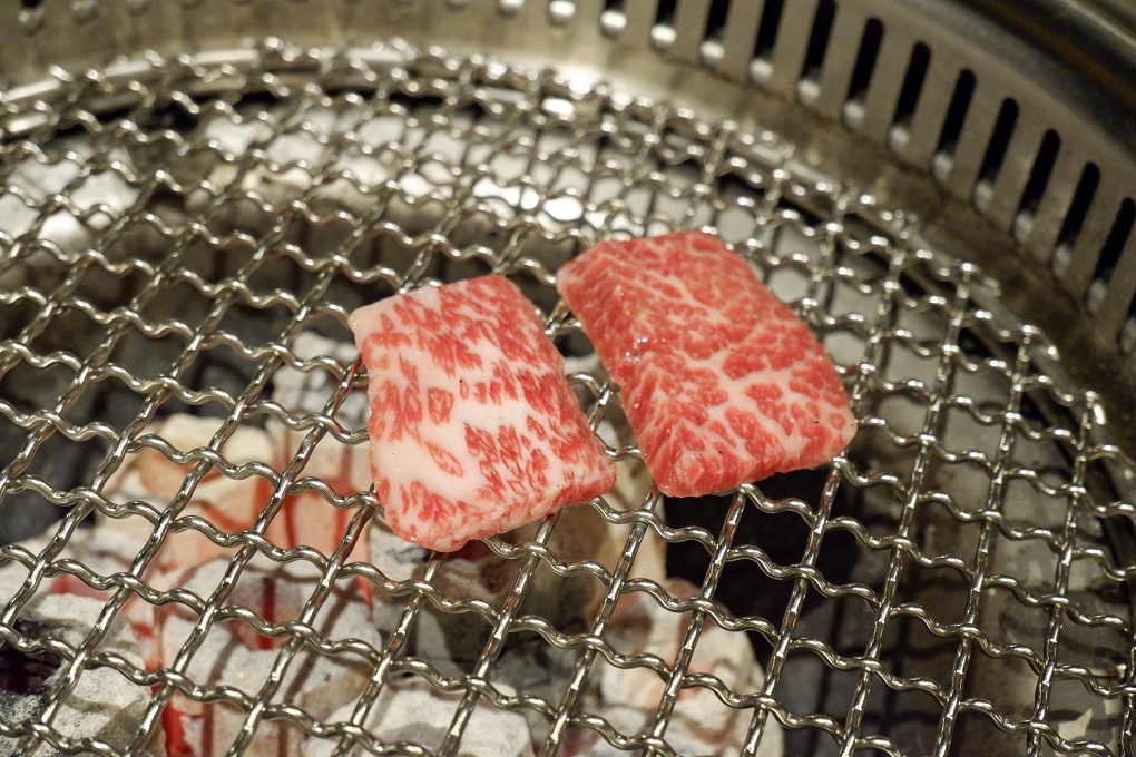 【板橋必吃燒肉，串燒，生啤，聚餐】板橋淡定人生炭火燒肉小酒館 @貝大小姐的多元心宇宙