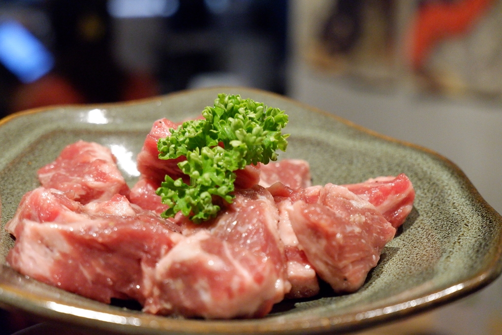 【板橋必吃燒肉，串燒，生啤，聚餐】板橋淡定人生炭火燒肉小酒館 @貝大小姐的多元心宇宙