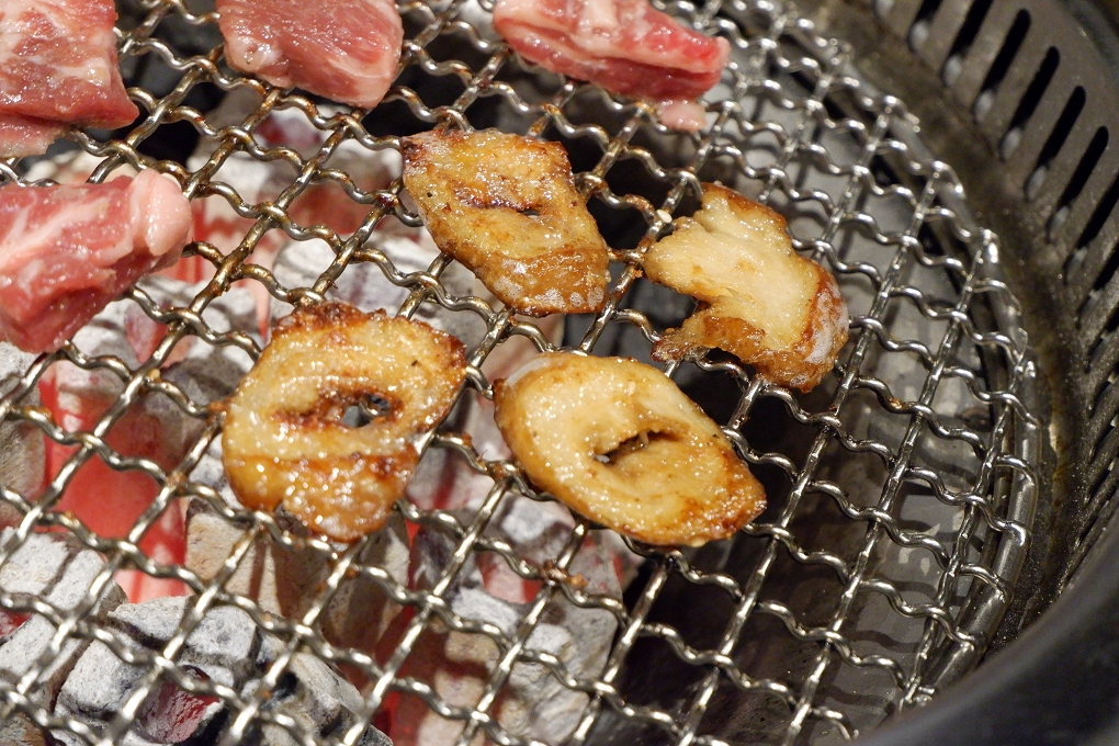 【板橋必吃燒肉，串燒，生啤，聚餐】板橋淡定人生炭火燒肉小酒館 @貝大小姐的多元心宇宙