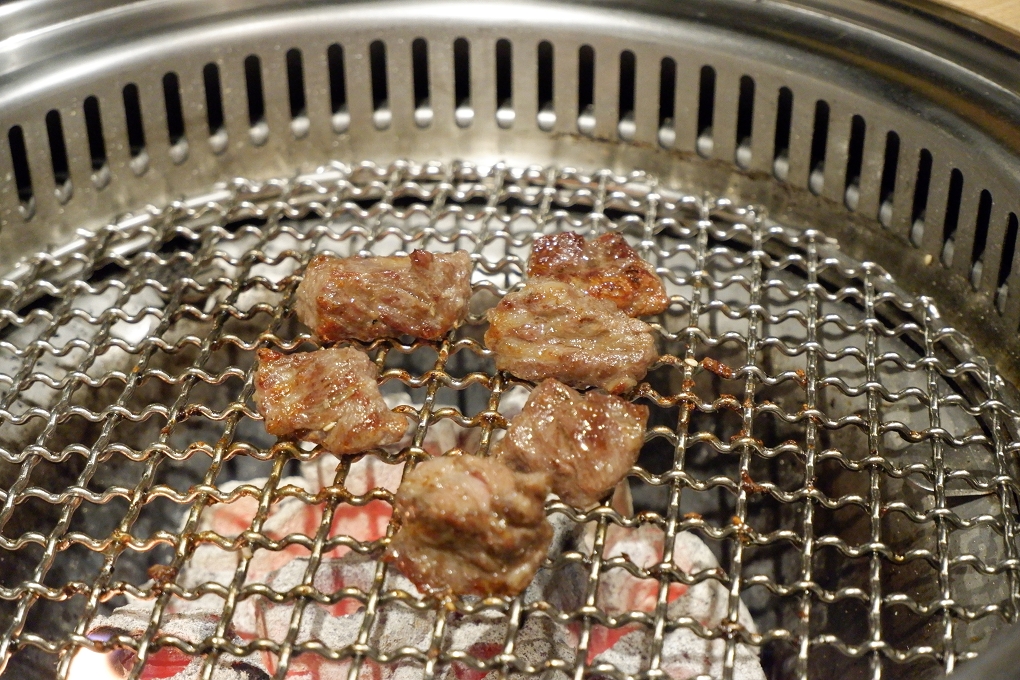 【板橋必吃燒肉，串燒，生啤，聚餐】板橋淡定人生炭火燒肉小酒館 @貝大小姐的多元心宇宙