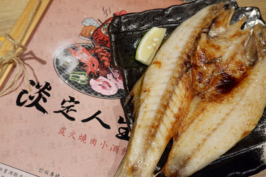【板橋必吃燒肉，串燒，生啤，聚餐】板橋淡定人生炭火燒肉小酒館 @貝大小姐的多元心宇宙