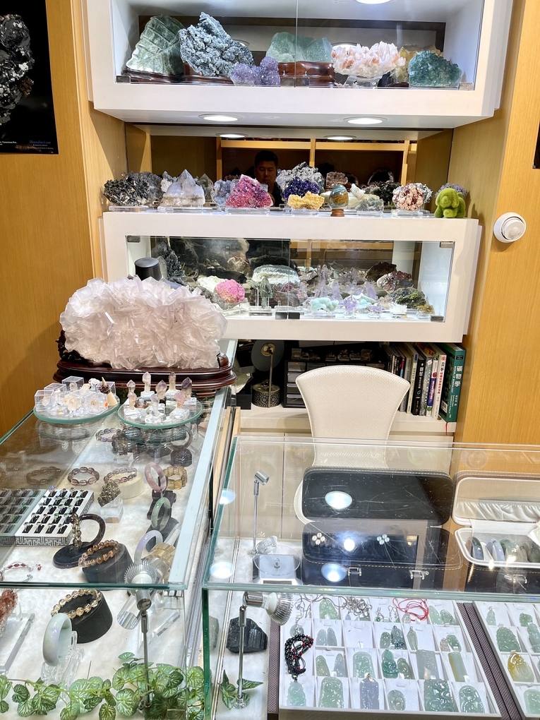【新北 板橋水晶推薦】禾田寶石礦物 寶石礦物在收藏與投資價值之外  還有一份單純的吸引力就是愛  沒有雜質的念想就像天然礦物! @貝大小姐的多元心宇宙