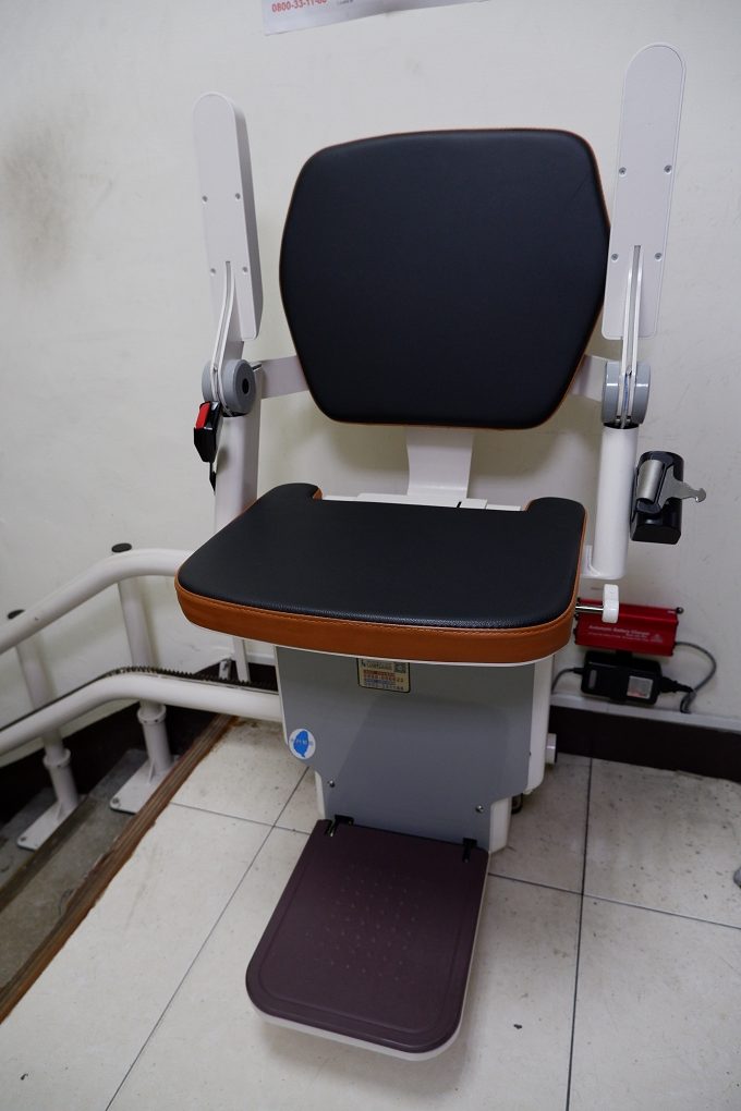 【銀髮照護輔具】羅布森樓梯升降椅 有著夢幻級遊樂園的乘坐舒適感！ @貝大小姐的多元心宇宙