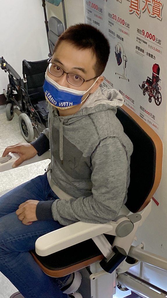【銀髮照護輔具】羅布森樓梯升降椅 有著夢幻級遊樂園的乘坐舒適感！ @貝大小姐的多元心宇宙