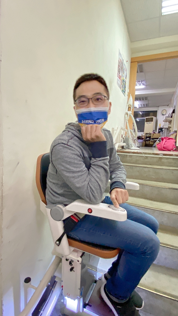【銀髮照護輔具】羅布森樓梯升降椅 有著夢幻級遊樂園的乘坐舒適感！ @貝大小姐的多元心宇宙