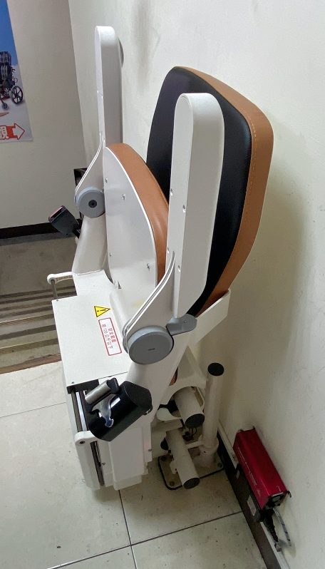 【銀髮照護輔具】羅布森樓梯升降椅 有著夢幻級遊樂園的乘坐舒適感！ @貝大小姐的多元心宇宙