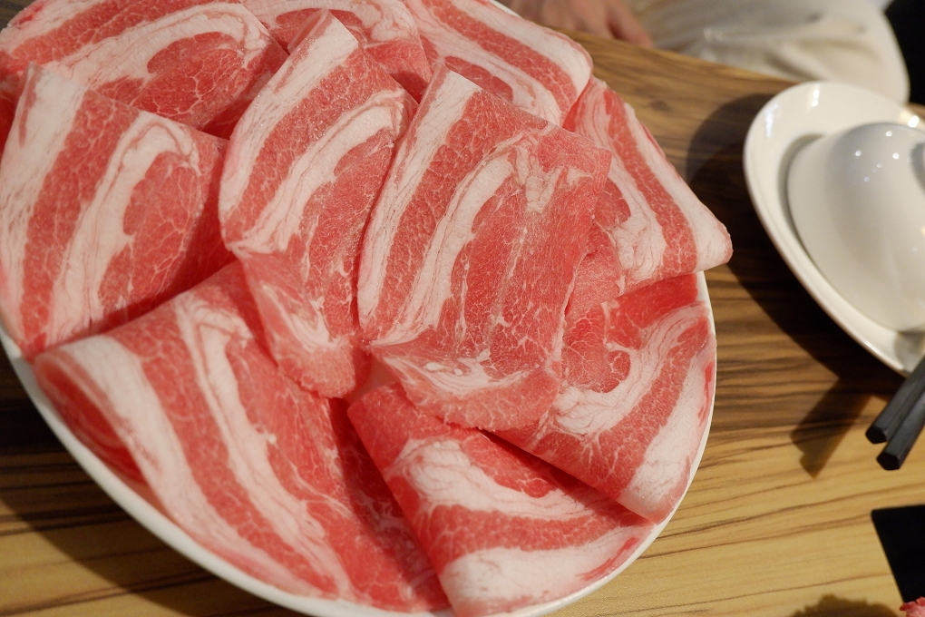 【中和火鍋】燙燙極緻涮涮鍋 FEITENG Shabu Shabu中和店 最安心的用餐空間、食材品質好且新鮮，CP值超高！ @貝大小姐的多元心宇宙