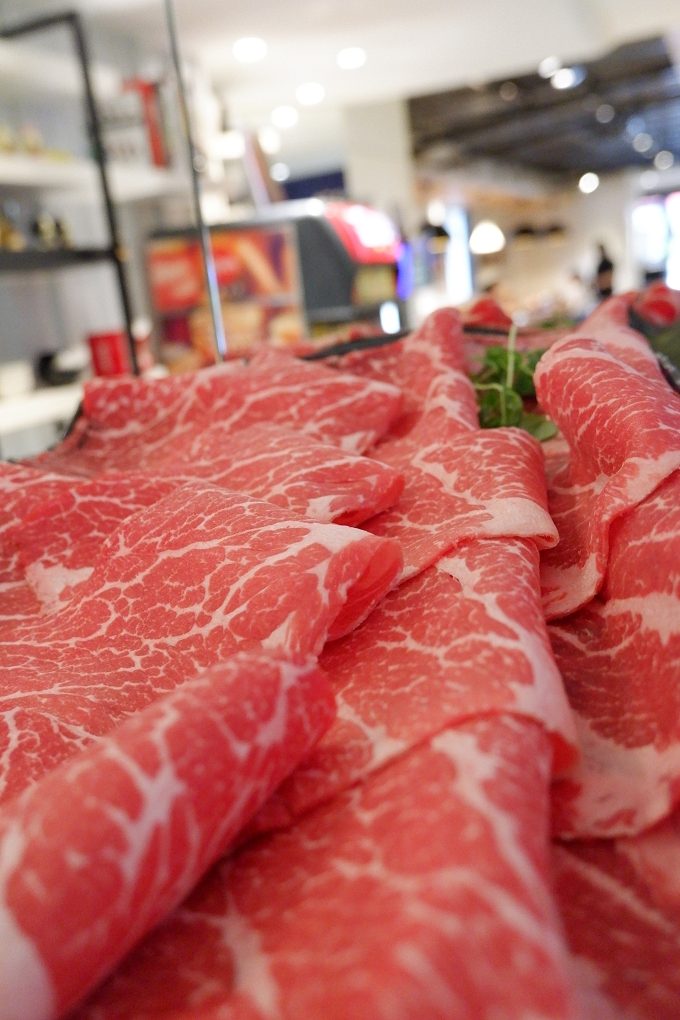 【中和火鍋】燙燙極緻涮涮鍋 FEITENG Shabu Shabu中和店 最安心的用餐空間、食材品質好且新鮮，CP值超高！ @貝大小姐的多元心宇宙