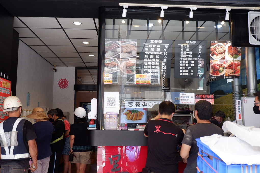 【中正區便當】黑滷食品 便當 X 黑滷魯肉飯 不但主餐好吃，配菜和飯量更是超多，就是要給你吃好吃滿！ @貝大小姐的多元心宇宙