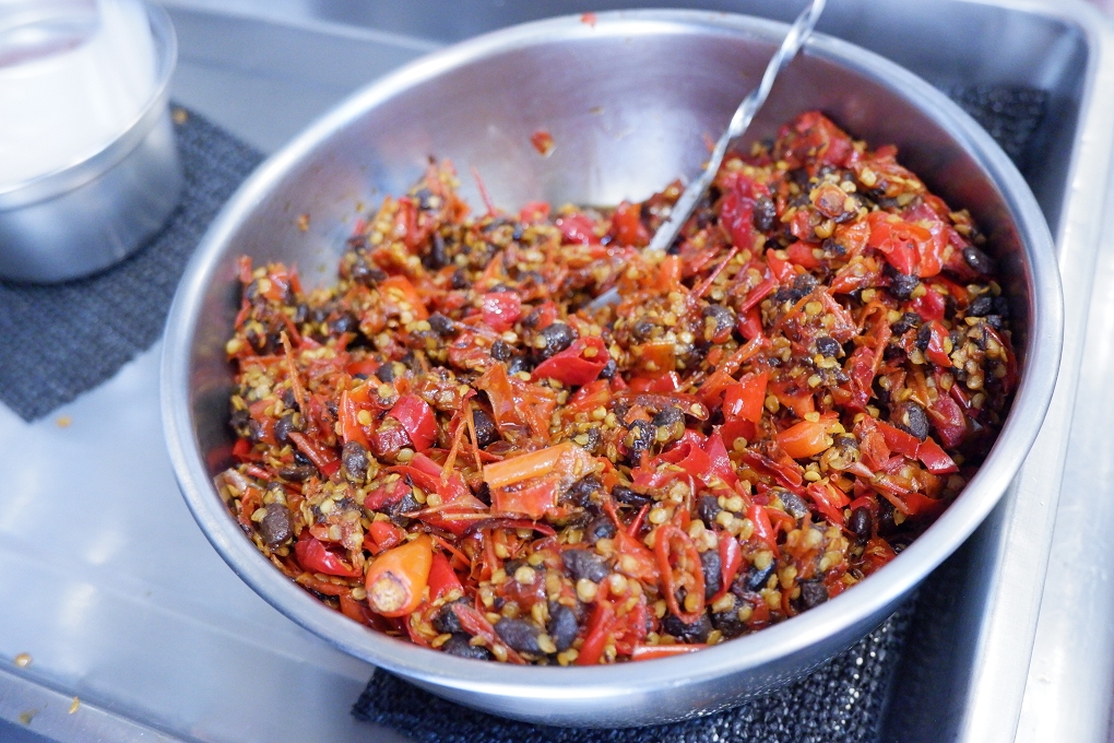 【中正區便當】黑滷食品 便當 X 黑滷魯肉飯 不但主餐好吃，配菜和飯量更是超多，就是要給你吃好吃滿！ @貝大小姐的多元心宇宙