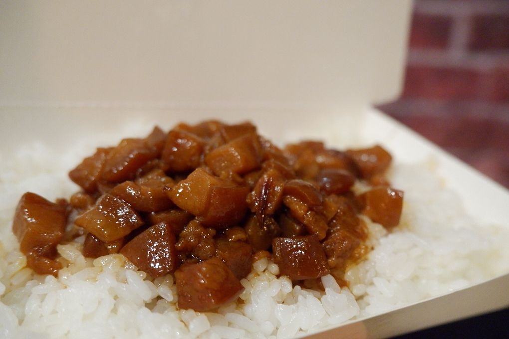 【中正區便當】黑滷食品 便當 X 黑滷魯肉飯 不但主餐好吃，配菜和飯量更是超多，就是要給你吃好吃滿！ @貝大小姐的多元心宇宙