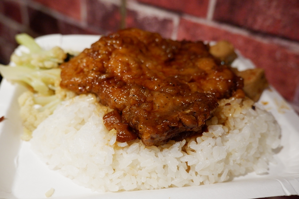 【中正區便當】黑滷食品 便當 X 黑滷魯肉飯 不但主餐好吃，配菜和飯量更是超多，就是要給你吃好吃滿！ @貝大小姐的多元心宇宙