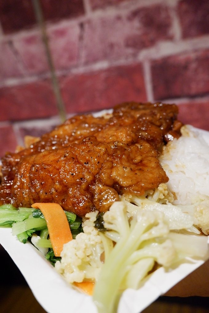 【中正區便當】黑滷食品 便當 X 黑滷魯肉飯 不但主餐好吃，配菜和飯量更是超多，就是要給你吃好吃滿！ @貝大小姐的多元心宇宙