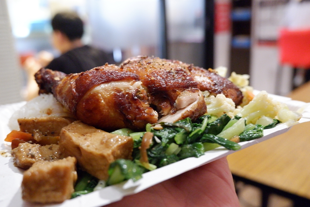 【中正區便當】黑滷食品 便當 X 黑滷魯肉飯 不但主餐好吃，配菜和飯量更是超多，就是要給你吃好吃滿！ @貝大小姐的多元心宇宙