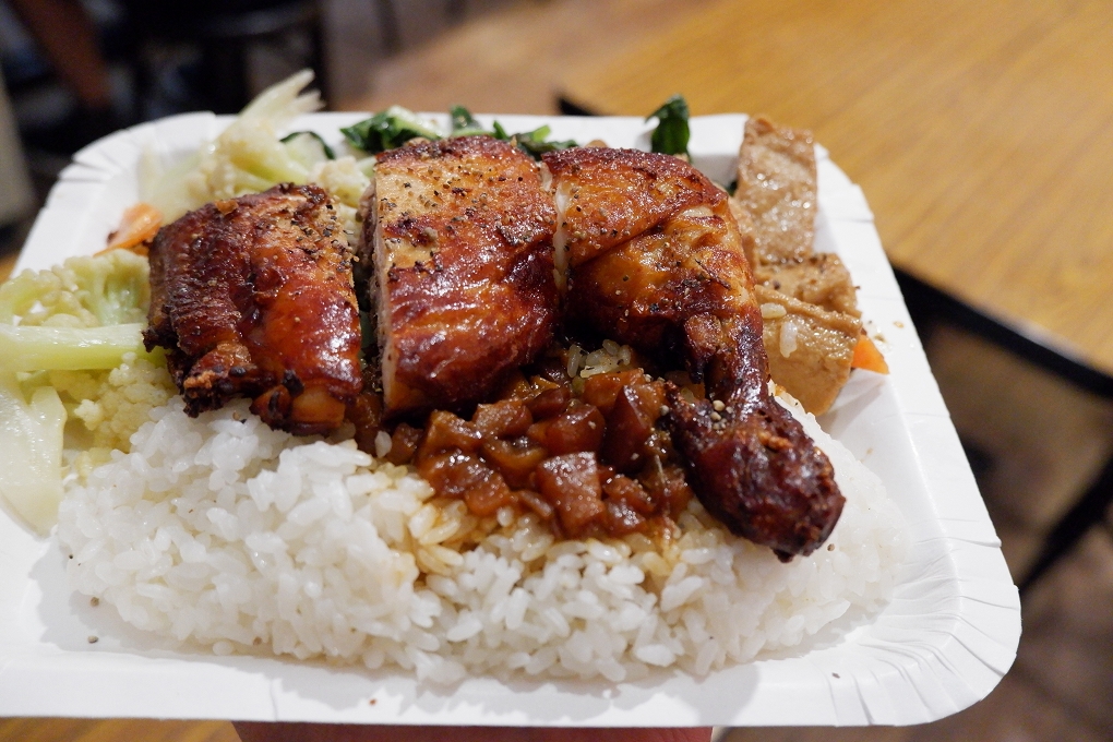 【中正區便當】黑滷食品 便當 X 黑滷魯肉飯 不但主餐好吃，配菜和飯量更是超多，就是要給你吃好吃滿！ @貝大小姐的多元心宇宙