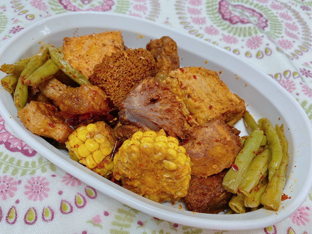 【冷凍食品推薦】滷台味X麻辣干鍋系列：猴頭菇、牛肉、松阪豬  夏天不想熱呼呼吃鍋又想開胃的噬辣族  一定會愛滷台味麻辣干鍋！ @貝大小姐的多元心宇宙