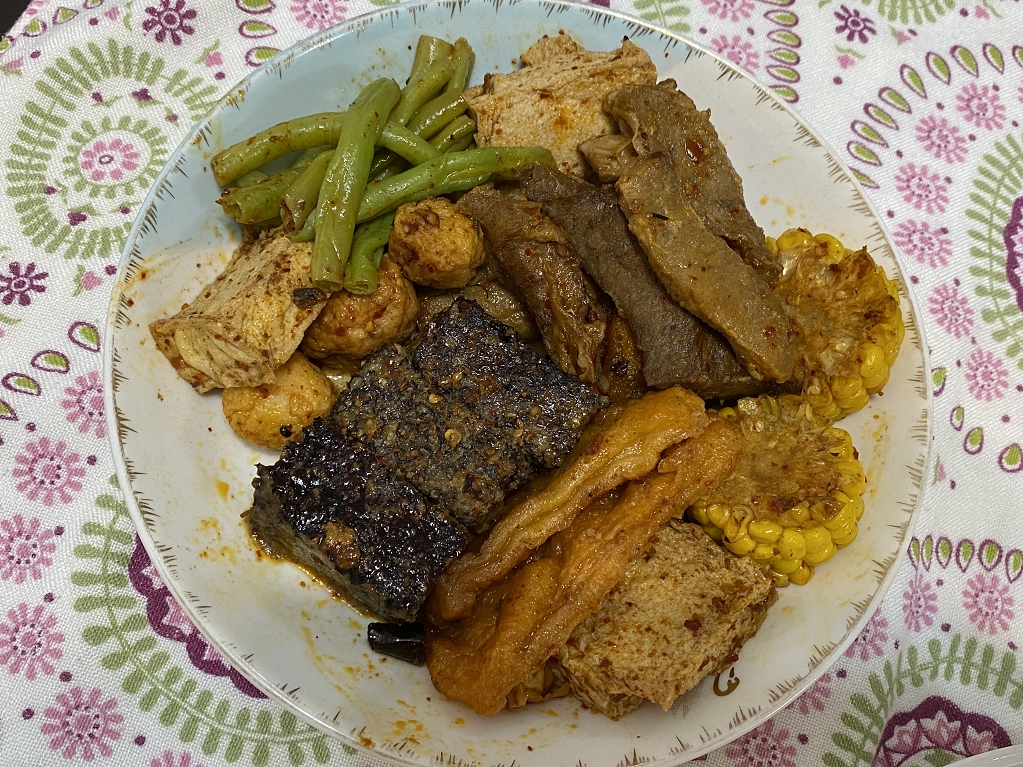 【冷凍食品推薦】滷台味X麻辣干鍋系列：猴頭菇、牛肉、松阪豬  夏天不想熱呼呼吃鍋又想開胃的噬辣族  一定會愛滷台味麻辣干鍋！ @貝大小姐的多元心宇宙
